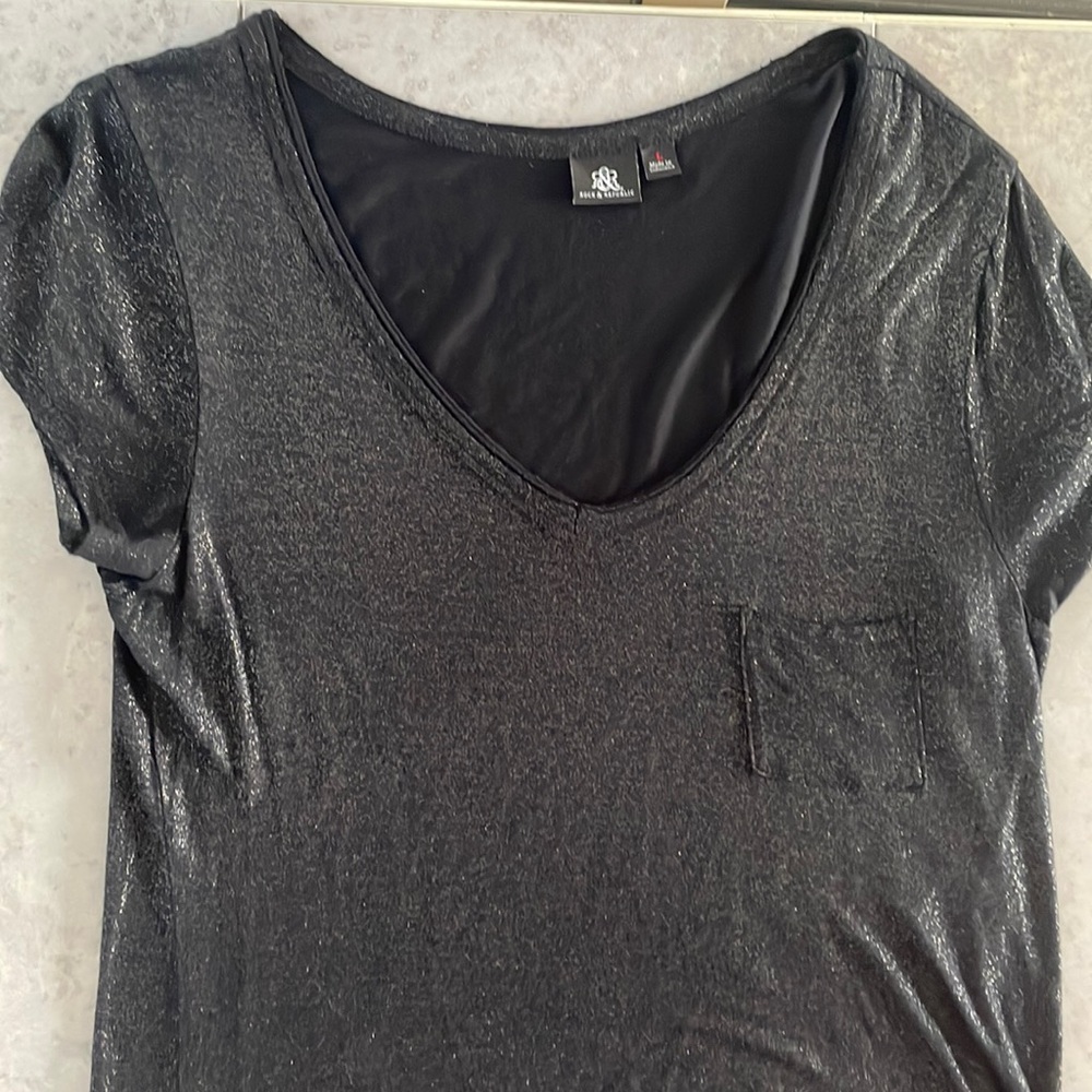 ROCK & REPUBLIC women’s deep V black tee shirt silver sparkles cap sleeves‎ sz L